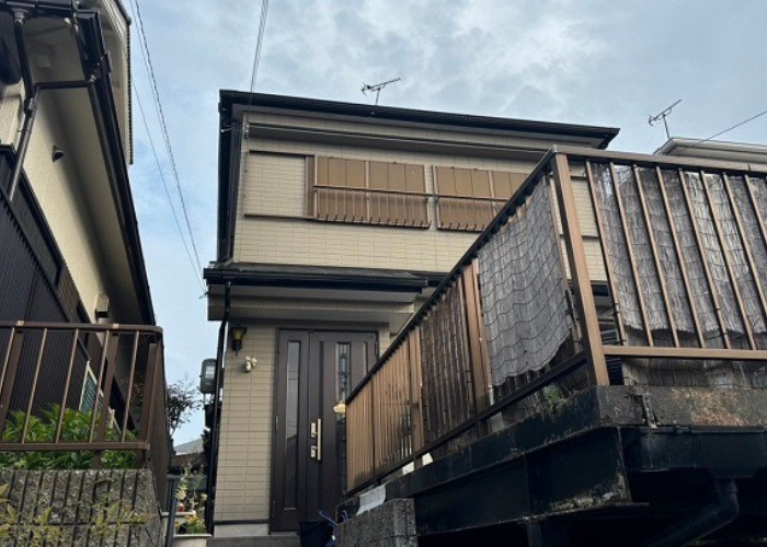 朝来市　アクリル板を貼りかえる現場の様子