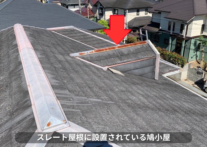丹波篠山市　スレート屋根に設置されている鳩小屋の様子