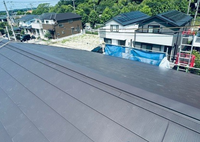 丹波篠山市　テラスハウスの屋根改修工事でカバー工法を行った後の様子