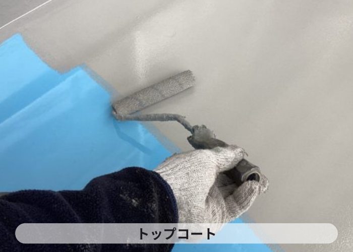 吹田市　ベランダ防水工事でトップコートを塗っている様子