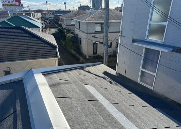 丹波篠山市　屋根補修工事としてスレート屋根の差し替えと棟板金交換を行った後の様子