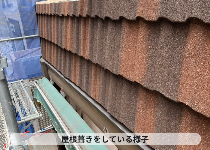 吹田市　玄関屋根交換で屋根葺きをしている様子