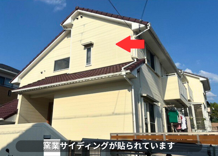 南あわじ市　外壁目地補修としてシーリング打ち替えを行う現場の様子