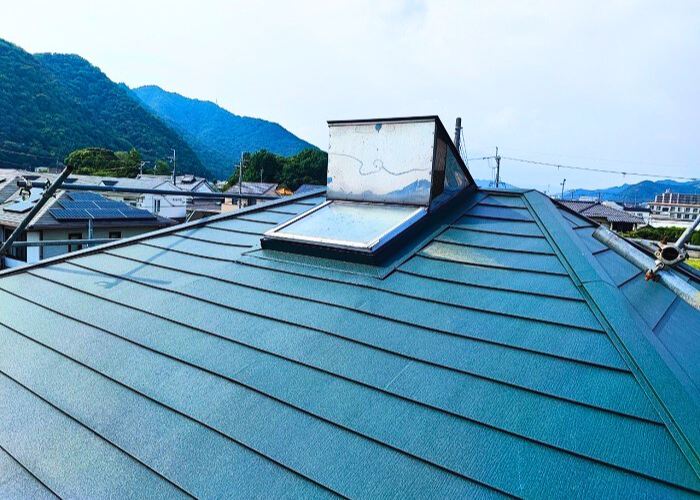 朝来市　スレート屋根へのカバー工法が完了した様子