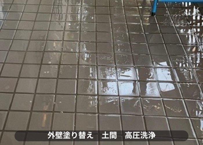 丹波篠山市　外壁塗り替えで土間に高圧洗浄している様子