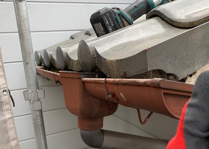 吹田市　雨樋交換を行う前の様子