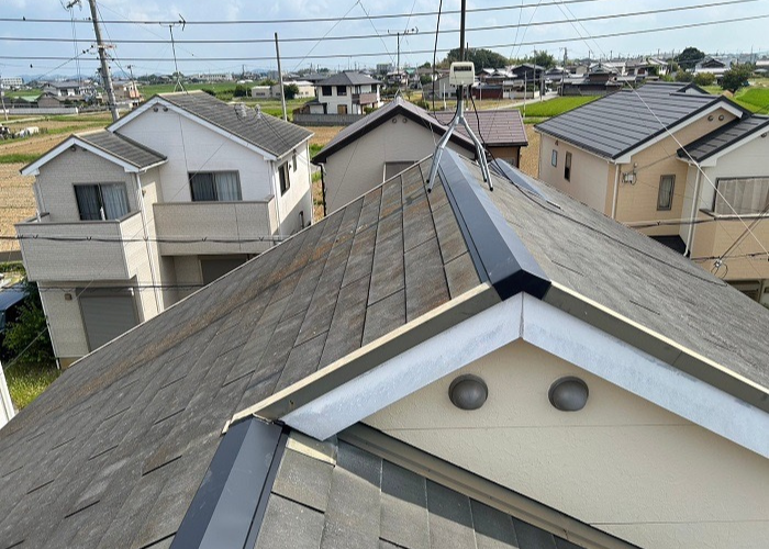 朝来市　スレート屋根の部分補修として棟板金交換を行った後の様子