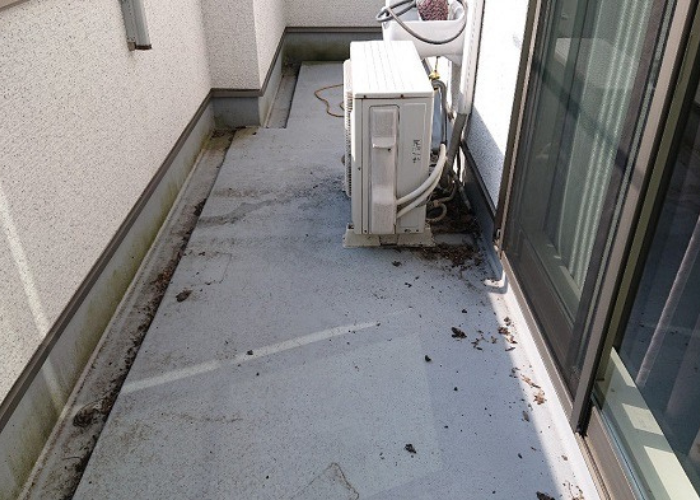 丹波篠山市　FRP防水のメンテナンス工事を行う前の様子