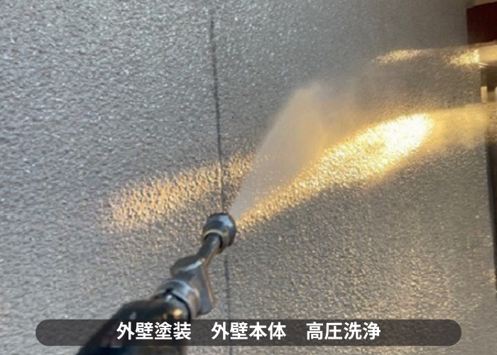 丹波篠山市　外壁塗り替えで高圧洗浄をしている様子