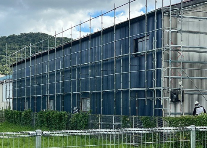 丹波篠山　工場で外壁カバー工事を行っている様子