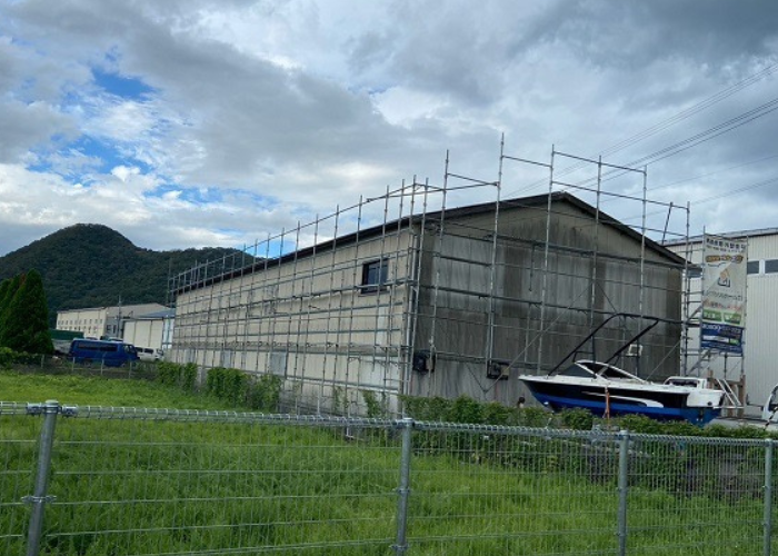 丹波篠山　工場の外壁カバー工事を行う前の小波スレート