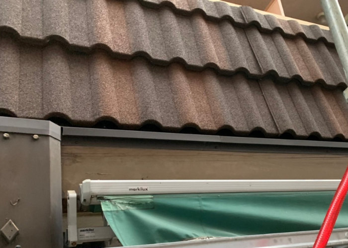 吹田市　玄関屋根に新設した軽量屋根材