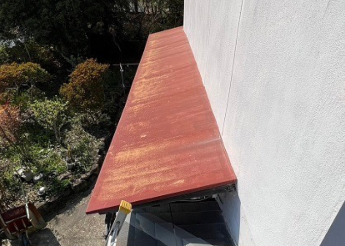 丹波篠山市　庇屋根の貼り替え工事を行う前のトタン屋根