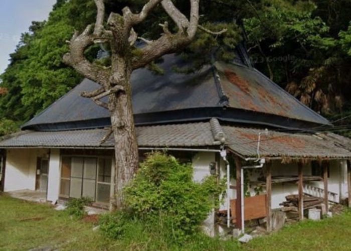 朝来市　茅葺屋根に貼られている波トタンをカバー工事する前の様子