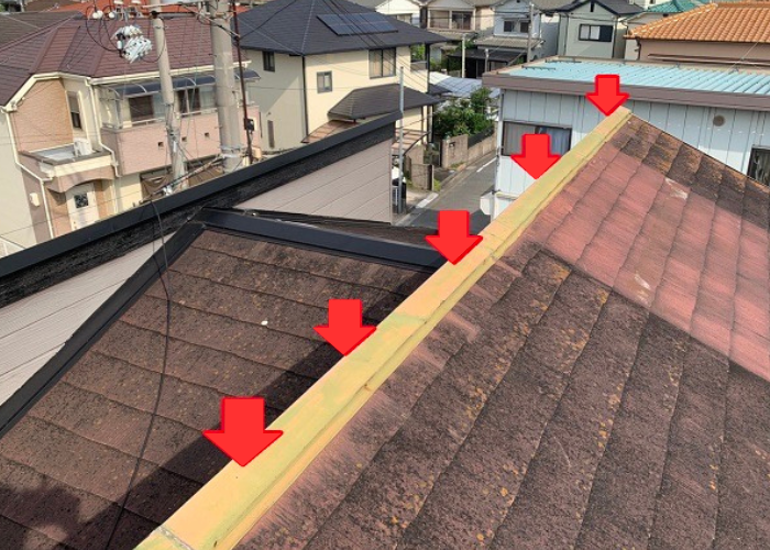 三田市でカラーベスト屋根の修理を行う前の様子