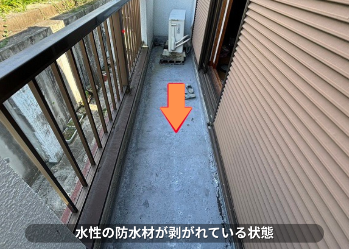 丹波篠山市　水性の防水材が剥がれている様子
