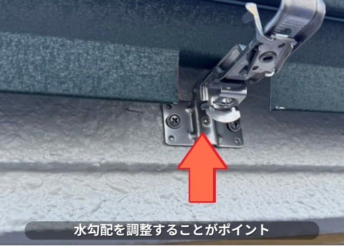 丹波篠山市　　雨樋工事で固定金具取り付け