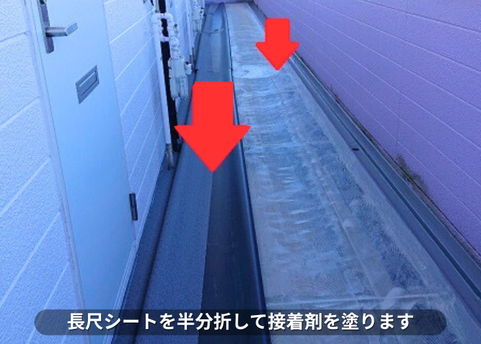 南あわじ市　共用廊下に長尺シートを半分しいて接着剤を塗った様子