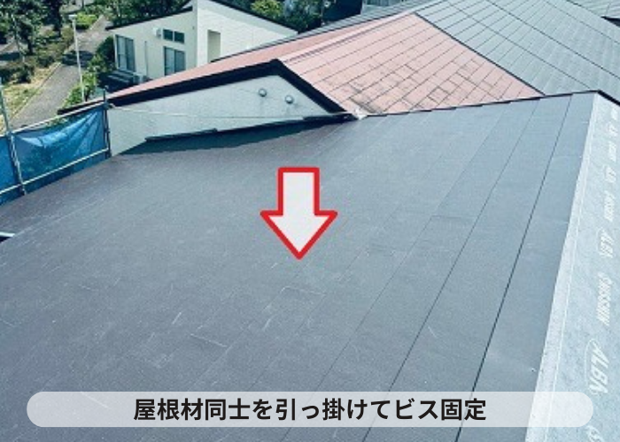 丹波篠山市　テラスハウスの屋根改修工事でスーパーガルテクトをビス固定
