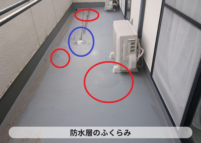 吹田市　ベランダ床が膨れていた既存の防水床の様子