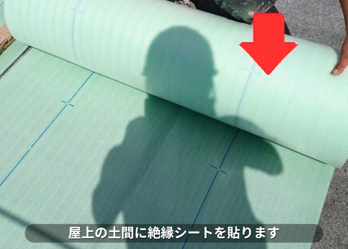南あわじ市　マンション防水工事で屋上に絶縁シートを貼っている様子