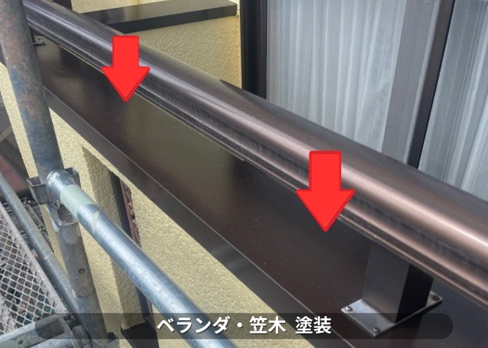 ベランダ笠木を塗装している様子