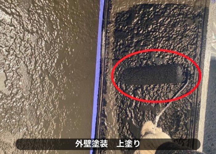 丹波篠山市　ラジカル制御を用いた外壁塗装工事で上塗りをしている様子