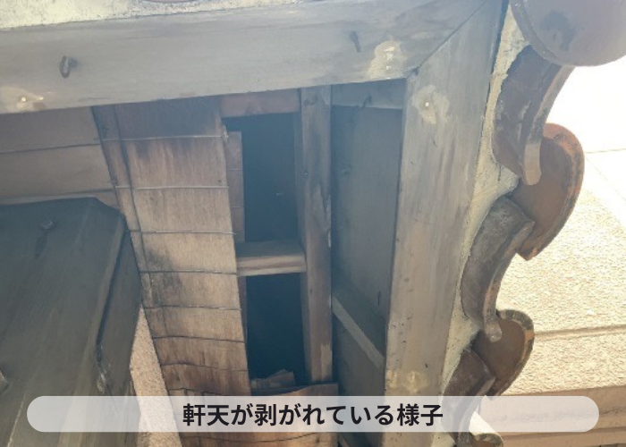 吹田市　軒天が剥がれている様子