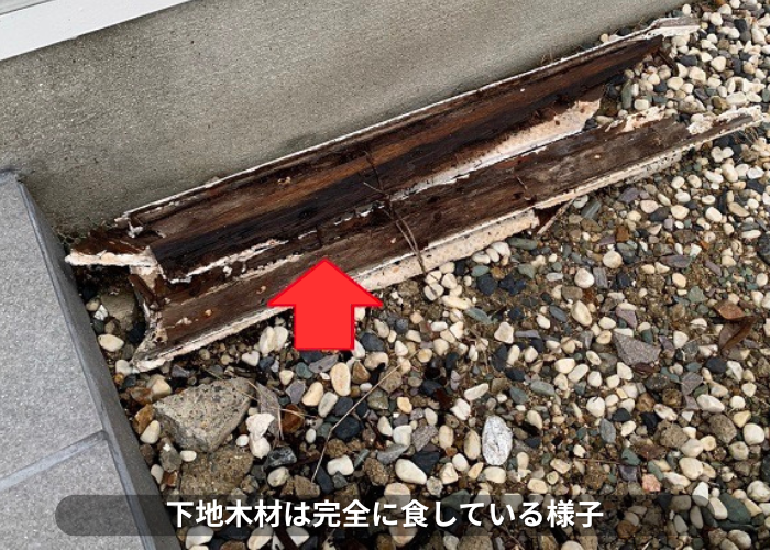 丹波篠山市　崩れた軒天の下地木材が完全に腐食している様子