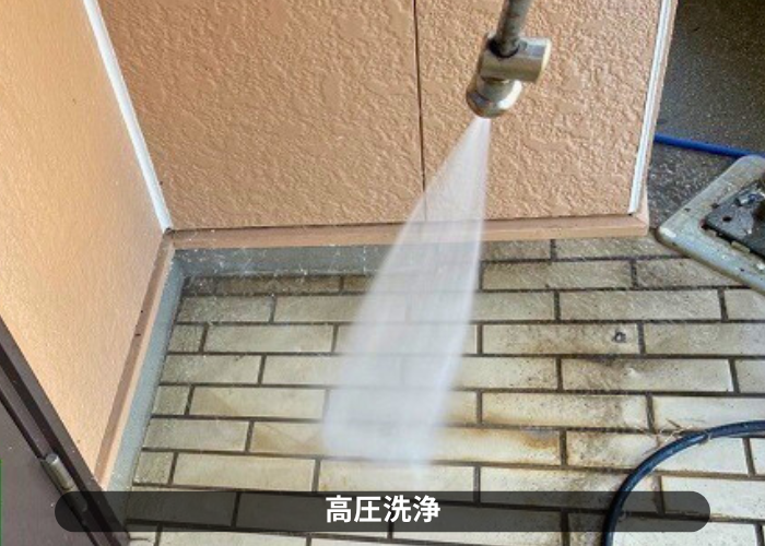 丹波篠山市　外壁塗装工事で高圧洗浄している様子