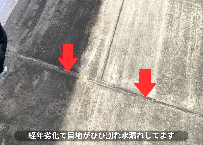 南あわじ市　共用廊下の目地がひび割れている様子