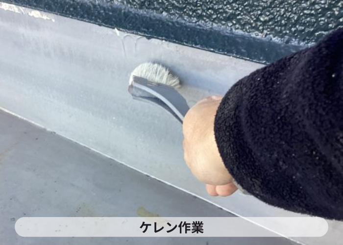 吹田市　既存の防水層をケレンしている様子