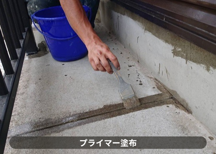 大阪府吹田市　ベランダ防水で床にプライマーを塗っている様子