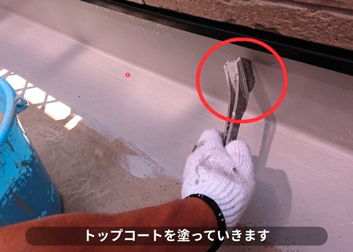 南あわじ市　塩ビシートの上にトップコートを塗っている様子