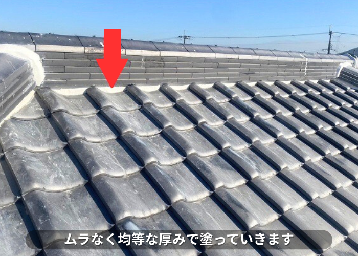 南あわじ市　瓦屋根補修工事として漆喰打ち替えを行う現場でムラなく均等に漆喰を塗っている様子