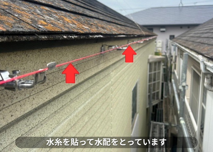 朝来市　雨樋の固定金具を取り付けている様子