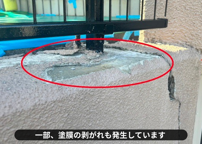 丹波篠山市　擁壁に塗膜の剥がれが発生している様子