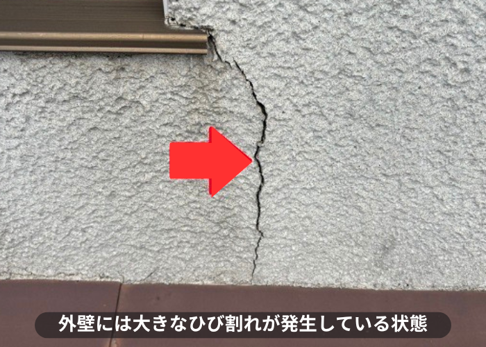 丹波篠山市　塗り替え前のリシン壁はひび割れが発生している様子
