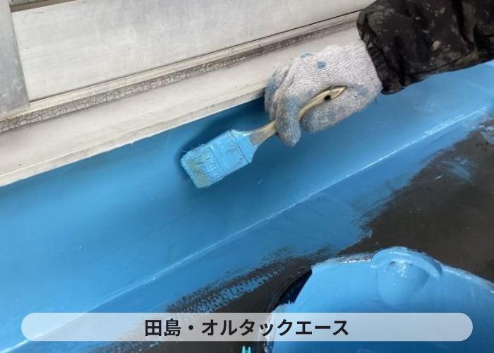 吹田市　ウレタン防水をベランダの立ち上がり部分に塗っている様子