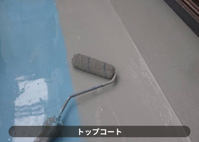 大阪府吹田市　ウレタン塗膜防水でトップコートを塗っている様子