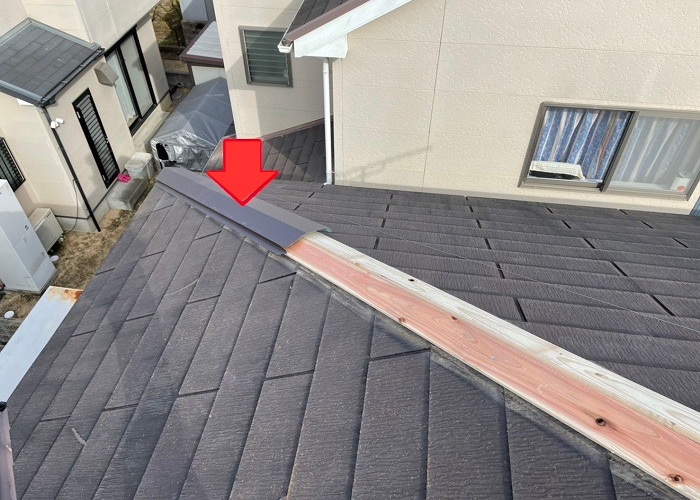 丹波篠山　スレート屋根補修で棟板金を取りつけている様子