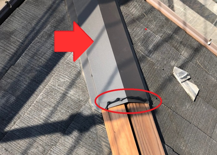 丹波篠山　棟板金の交換修理で棟板金を取りつけている様子