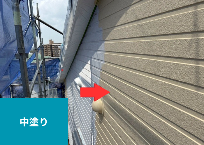 朝来市　日本ペイントのラジカル制御塗料を用いて戸建ての外壁塗り替えで中塗り