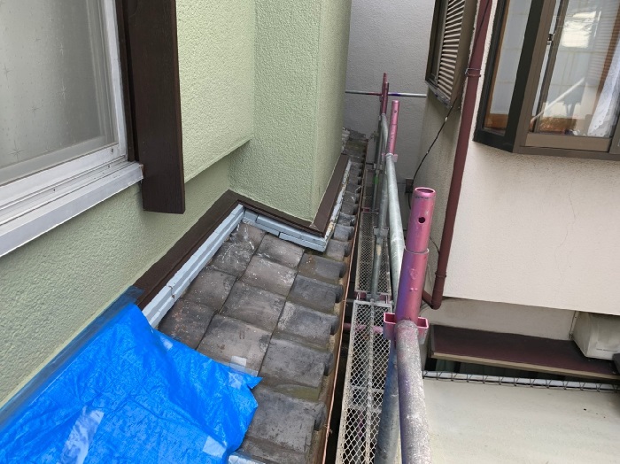 神戸市須磨区で庇屋根の雨漏り修繕を行う前の様子