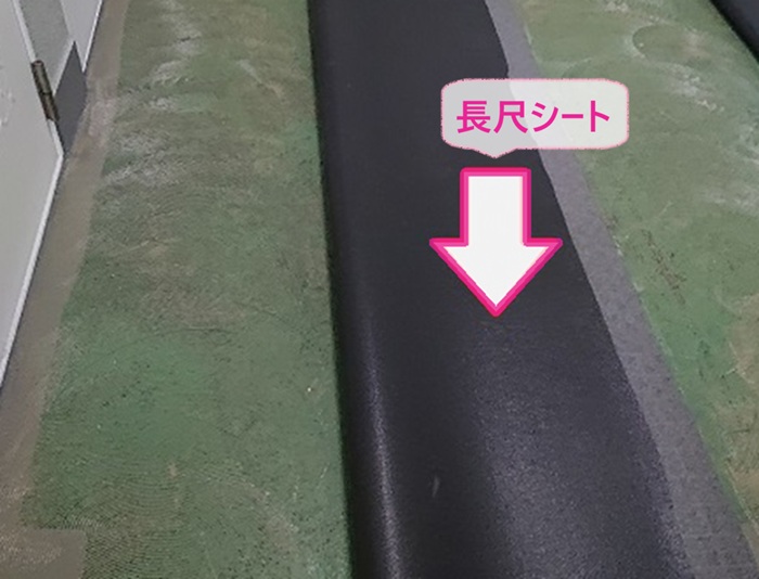 アパート共用部の床改修で廊下には長尺シートを貼っている様子