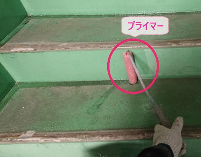 アパート共用部の床改修でプライマーを塗っている様子