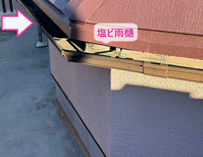 三木市で雨樋改修を行う既存の塩ビ雨樋の様子