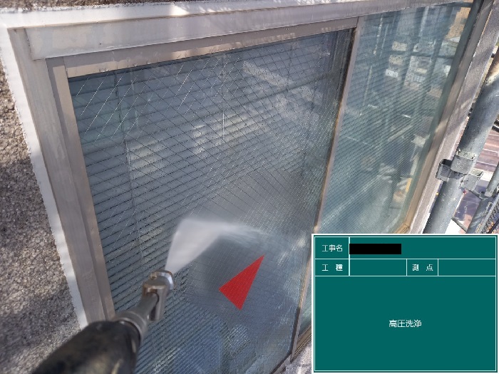 神戸市中央区の外壁塗装でガラスも高圧洗浄で洗っている様子