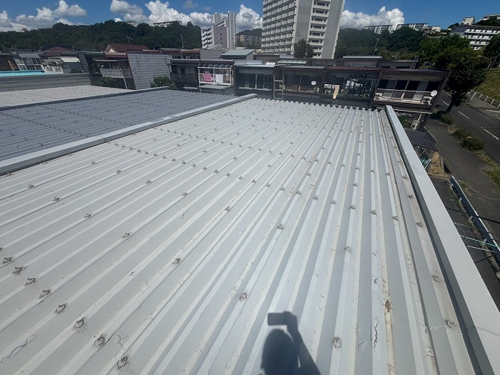 神戸市北区　テラスハウス屋根の改修工事で折板屋根をカバーする前の様子