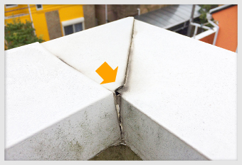 笠木の継ぎ目のシーリングがほとんどない状態